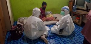 Dengar Kabar Warganya Sakit, Tim Kecamatan Nongsa langsung Membantu