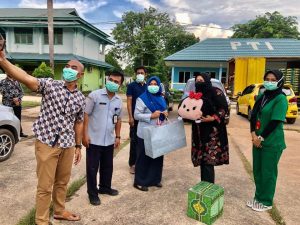 Terima Kasih Bunda Marlin… Zahra Gembira Dapat Kiriman Bantal Boneka dan Mainan