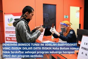 Warga Antre Sejak Pagi sambil Jaga Jarak, Petugas Kantor Pos pun Pakai Face Shield