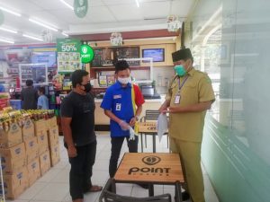 Lurah Bergerak Sosialisasikan Kenormalan Baru dari Rumah Ibadah hingga Tempat Usaha