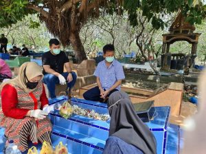 Ditemani HMR dan Putra Putrinya, HMA Haru Baca Yasin di Pusara Ibu