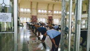 Shaf Salat Berjarak Antisipasi Covid-19, Bagaimana Hukumnya?