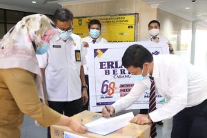 Pemko langsung Salurkan Bantuan APD dari Erlangga untuk Tangani Covid-19