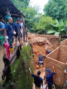 Kekompakan Camat, Lurah bersama Warga Bahu Membahu Atasi Dampak Cuaca