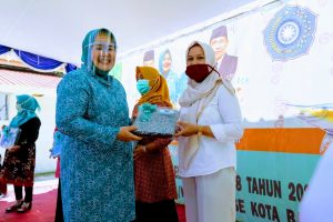 Sempat Tertunda, Marlin Lanjut Bagi Seribu Seragam untuk Anggota PKK Kota Batam