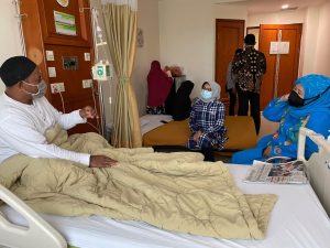 Jenguk Ustad Abdul Karim di RS Awal Bros, Marlin Beri Semangat Agar Cepat Sembuh
