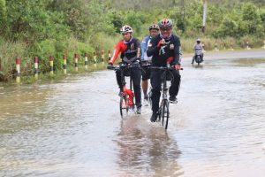Pakai Sepeda Lipat, Jefridin & Wildan Babat 122 Km Rute Tanjungpinang – Trikora – Uban