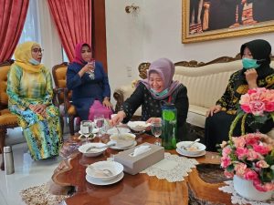 Kunjungi Hj Aisyah HM Sani, Marlin Termotivasi untuk Tetap Semangat dan Maju