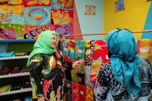 Perajin Batik Binaannya Sukses hingga Punya Showroom, Marlin Bangga Meresmikan