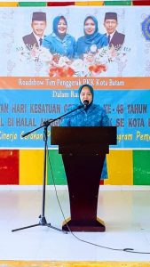 Tepati Janji, Marlin Bagikan Seragam PKK untuk Para Kader di Batam