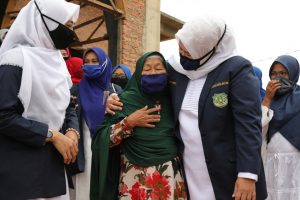 Mengharukan, Marlin Tak Berdaya saat Tiba-tiba Dipeluk dan Didoakan Seorang Ibu
