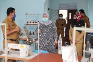 Momen saat Bunda Marlin Kagumi Kehebatan Sanggar Kegiatan Belajar Batam