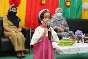 Marlin Tertunduk Haru Dapat Hadiah Puisi “Apa Kabar Sekolahku” dari Anak PAUD