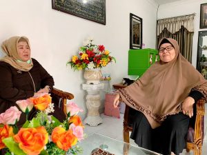 Haru dan Bahagia, Marlin Kunjungi Guru Semasa SD di Meral, Karimun
