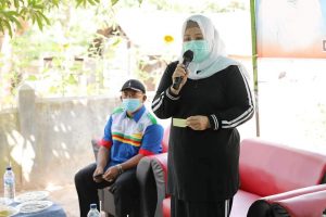 Ajak Ibu-ibu Tembesibengkel Bikin Batik, Marlin Siap Melatih, Pembelinya pun Ada