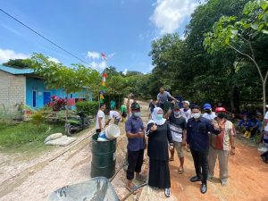 Gotong Royong di Batuaji, Tak Hanya Kerja Bakti, Marlin juga Kerja Peduli