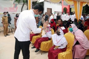 Bagikan Seragam SD di Batuaji & Seibeduk, HMR: Batam Zona Hijau, Kita ke Sekolah Lagi