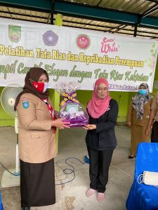 Marlin Latih Tata Rias Ibu-ibu Kampung Seraya: Karena Perempuan Harus Cantik