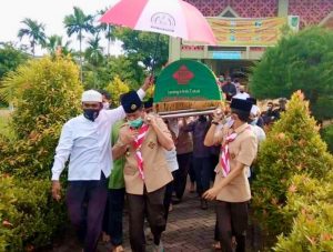 HMR dan HAM Usung Keranda Jenazah Imam Masjid Agung KH Alwi Husein