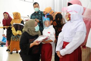 Pembagian Seragam Gratis karena HMR Dengar Curhatan Ibu-ibu kepada Bunda PAUD