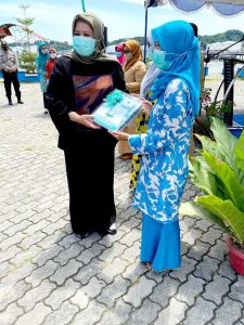 Ke Belakangpadang, Marlin Bagi Seragam PKK & Ingatkan Patuhi Protokol Kesehatan