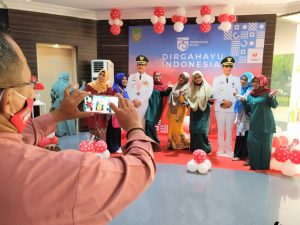Usai Menyaksikan MTQ ke-30 Kota Batam, Ibu-Ibu Berebut Berfoto di Replika HMR-HAM