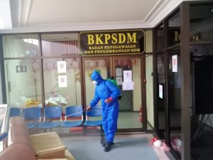 Damkar Batam Semprot Disinfektan hingga ke Sudut Ruang Gedung Pemko, DPRD & LAM