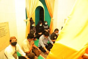 Usai Salat Berjamaah di Masjid Penyengat, HMR dan Marlin Ziarahi Makam Engku Putri