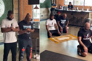 Ketika Mike Tyson dan Badou Jack Bertemu, Petinju Kelas Dunia ini pun Salat Berjamaah