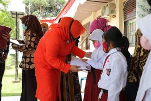 Marlin Bagikan 𝗦𝗲𝗿𝗮𝗴𝗮𝗺 𝗚𝗿𝗮𝘁𝗶𝘀 untuk 734 Murid SD & SMP di Kecamatan Galang