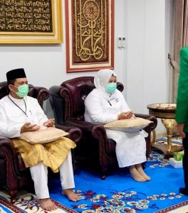 Daftar ke KPU Kepri, Marlin Pakai Kebaya Putih Lambang Bersih dan Merakyat