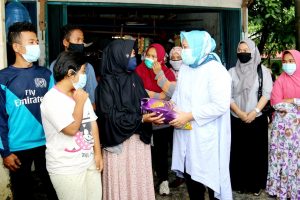Bunda Tagana Tinjau Korban Kebakaran di Seilekop, Ajak Tabah Sambil Serahkan Bantuan