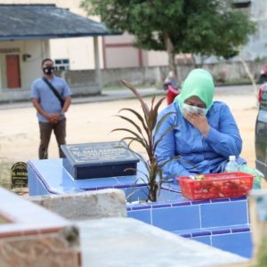 Marlin Tak Kuasa Menangis di Pusara Ibunda