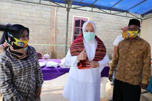 Bertemu Warga Tiban Kebun, Marlin Bahagia Dikalungi Tenun Alor sebagai Tanda Cinta