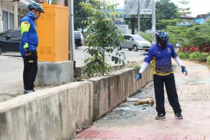 Asyik Gowes, Lihat Gorong-gorong Tersumbat di Nagoya, Jefridin Langsung Turun