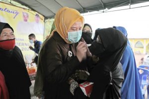 Sebelum Dibagi, Marlin Bantu Oleskan Minyak Kayu Putih ke Masker Seorang Nenek
