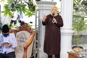 Di Kaveling Sambau Marlin Berbagi Pengalaman saat Masih Menjadi Istri Polisi