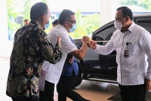 Melihat “Salam Tinju” Cegah Covid-19 Ala Jefridin dan Ketua KPK