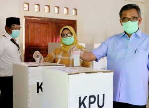 Kompak, Jefridin Mencoblos Bersama Keluarga di TPS 09 Sekupang