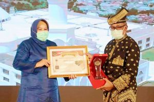 Junjung Budaya, Angkat Marwah Bangsa, Jefridin Juara Favorit Pemantun Kehormatan