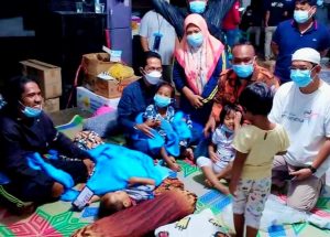 Amsakar Serahkan Bantuan PHRI untuk Warga Korban Banjir di Batuaji