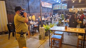 Pengunjung Terlalu Padat & Tak Jaga Jarak, Satpol PP Langsung Tegur Pemilik Usaha