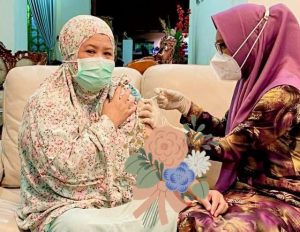 Masih Pakai Mukena Usai Salat Isya, Wagub Marlin Disuntik Vaksin Covid-19 Perdana