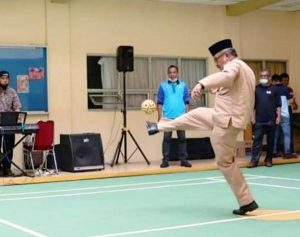 Zaappp… Tendangan Jefridin Buka 𝗘𝗸𝘀𝗵𝗶𝗯𝗶𝘀𝗶 𝗦𝗲𝗽𝗮𝗸 𝗧𝗮𝗸𝗿𝗮𝘄 Dispora Batam