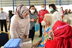 Prioritaskan Vaksinasi untuk Lansia, Wagub Marlin: Karena Kami Sayang Orang Tua