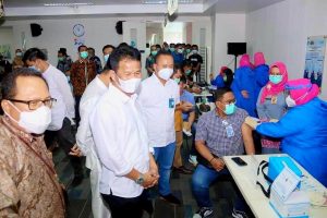 Masyarakat Sehat, Ekonomi Bangkit: 3.977 Pegawai Bank Terima Vaksin Covid-19