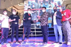 Serahkan Piala untuk The Best Fighter, HMR Dukung Ada Arena Tanding Khusus Kick Boxer