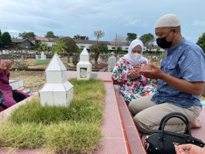 Ke Kampung Halaman di Karimun, Wagub Marlin Nyekar ke Makam Ayahanda