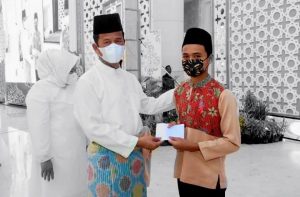 𝗠𝗼𝗺𝗲𝗻 𝗡𝘂𝘇𝘂𝗹𝘂𝗹 𝗤𝘂𝗿’𝗮𝗻, HMR & Marlin Bergantian Bagi Santunan untuk 𝟭.𝟬𝟬𝟬 𝗬𝗮𝘁𝗶𝗺