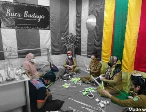 Sambut Lebaran sambil Tradisikan Budaya Melayu, Pegawai Disbudpar Anyam Ketupat